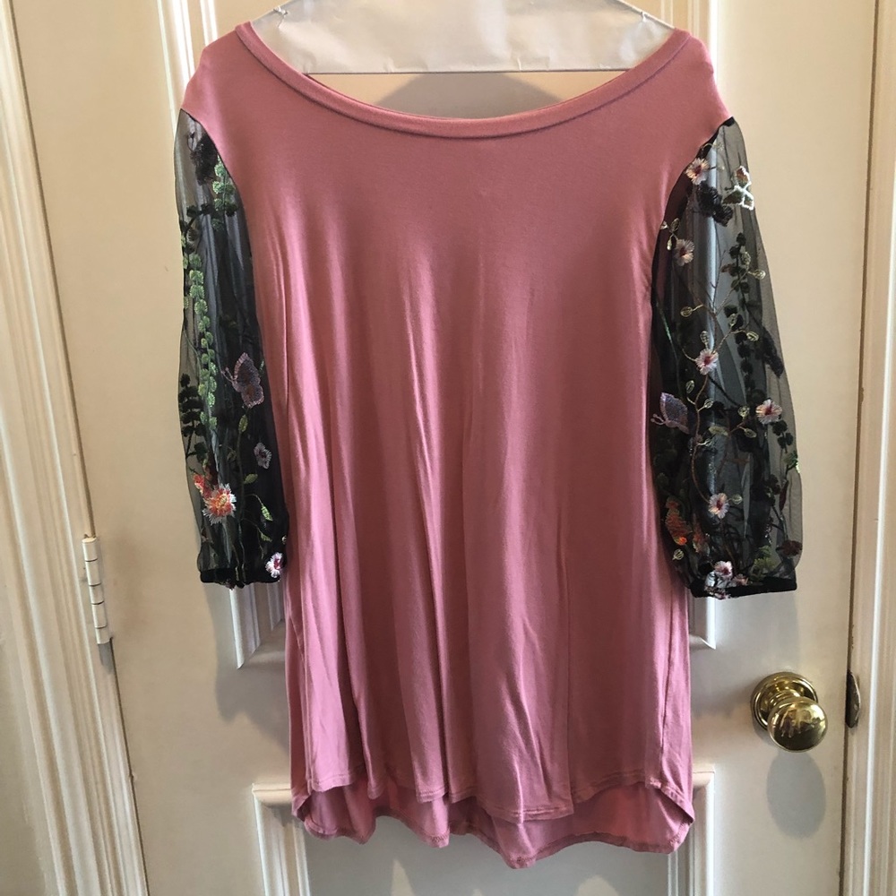 Cute tunic with embroidered sleeves